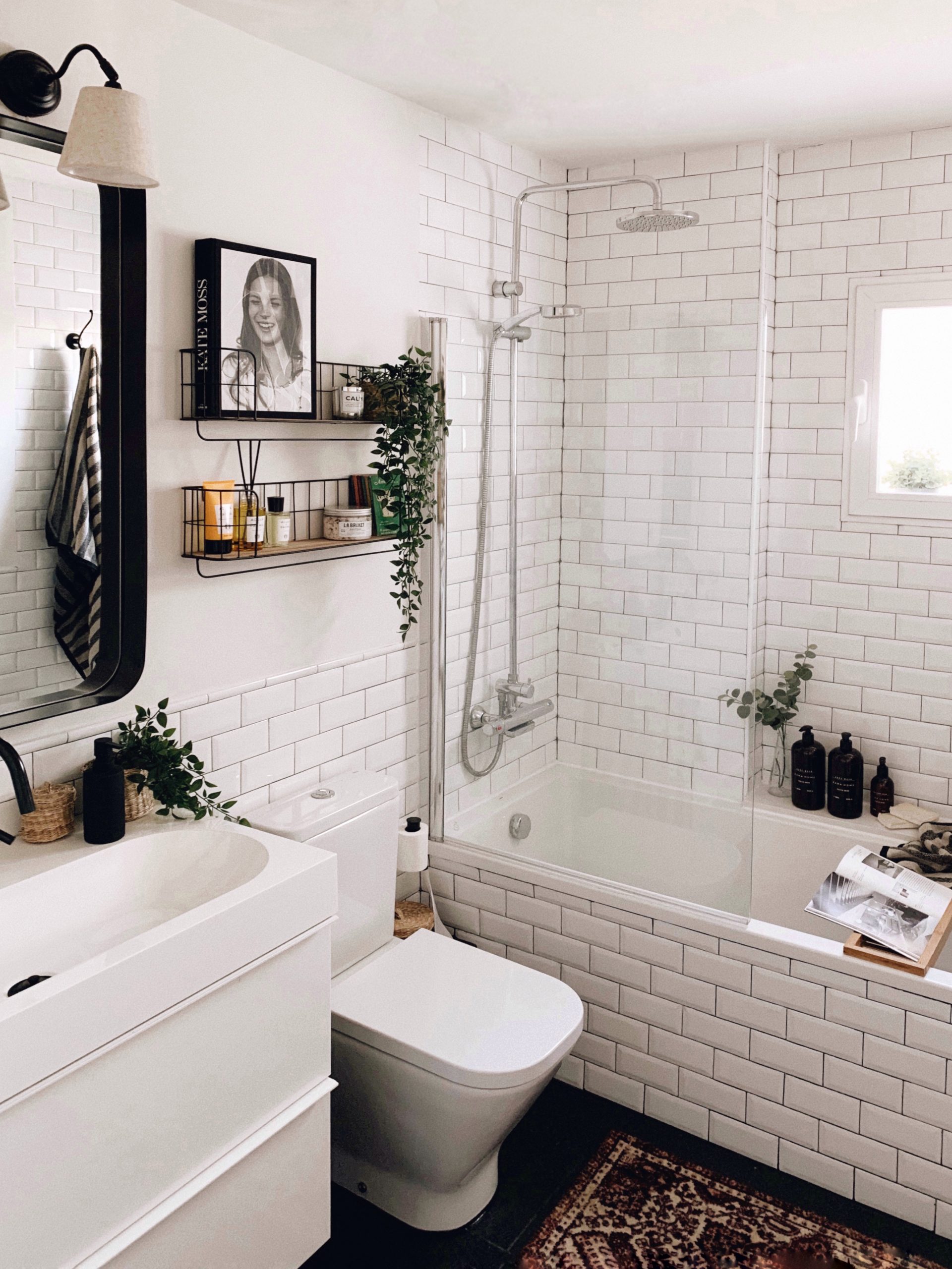 Rustic-Styled Bathtub Decor