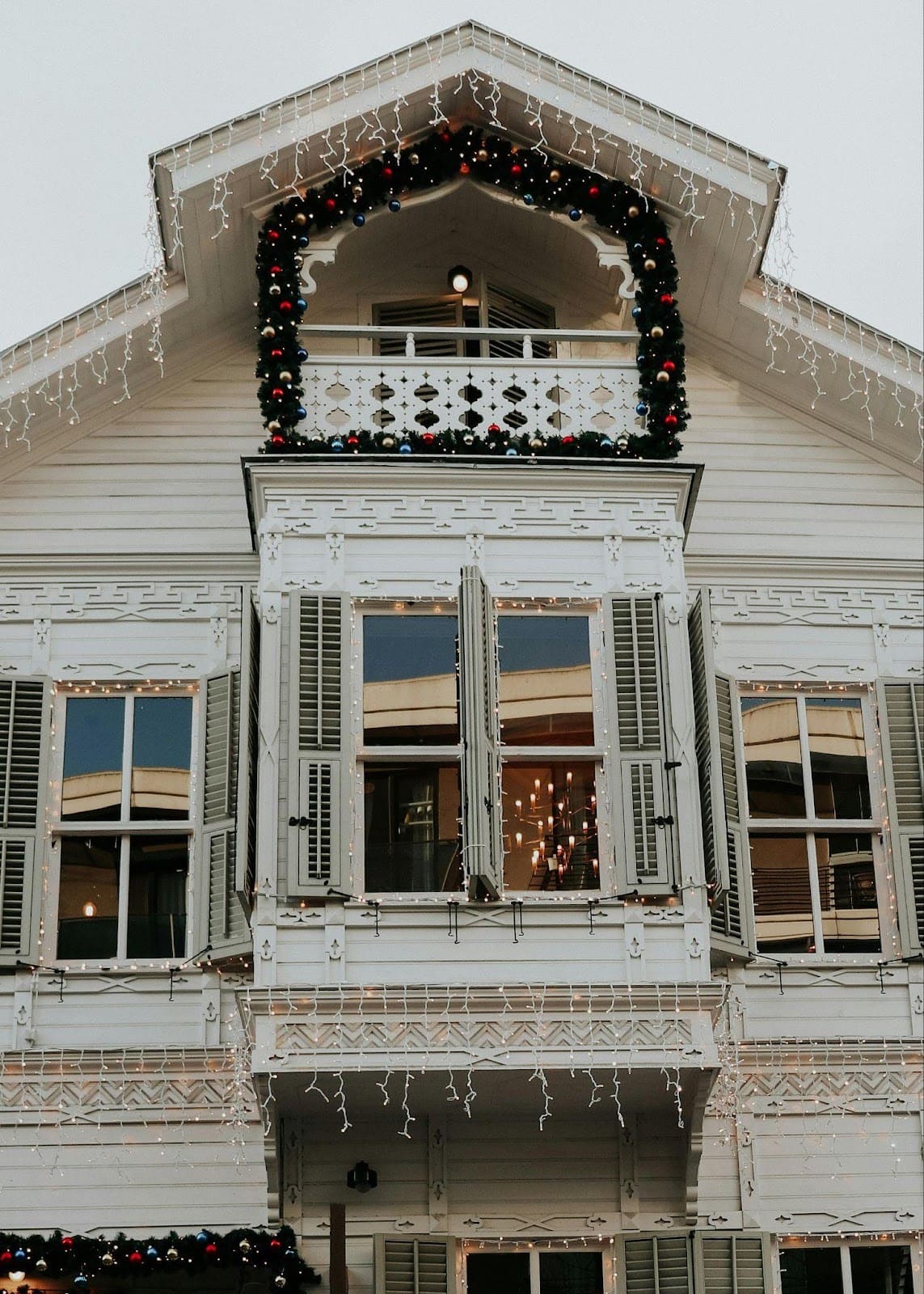 Festive Simplicity with Sparkling Lights