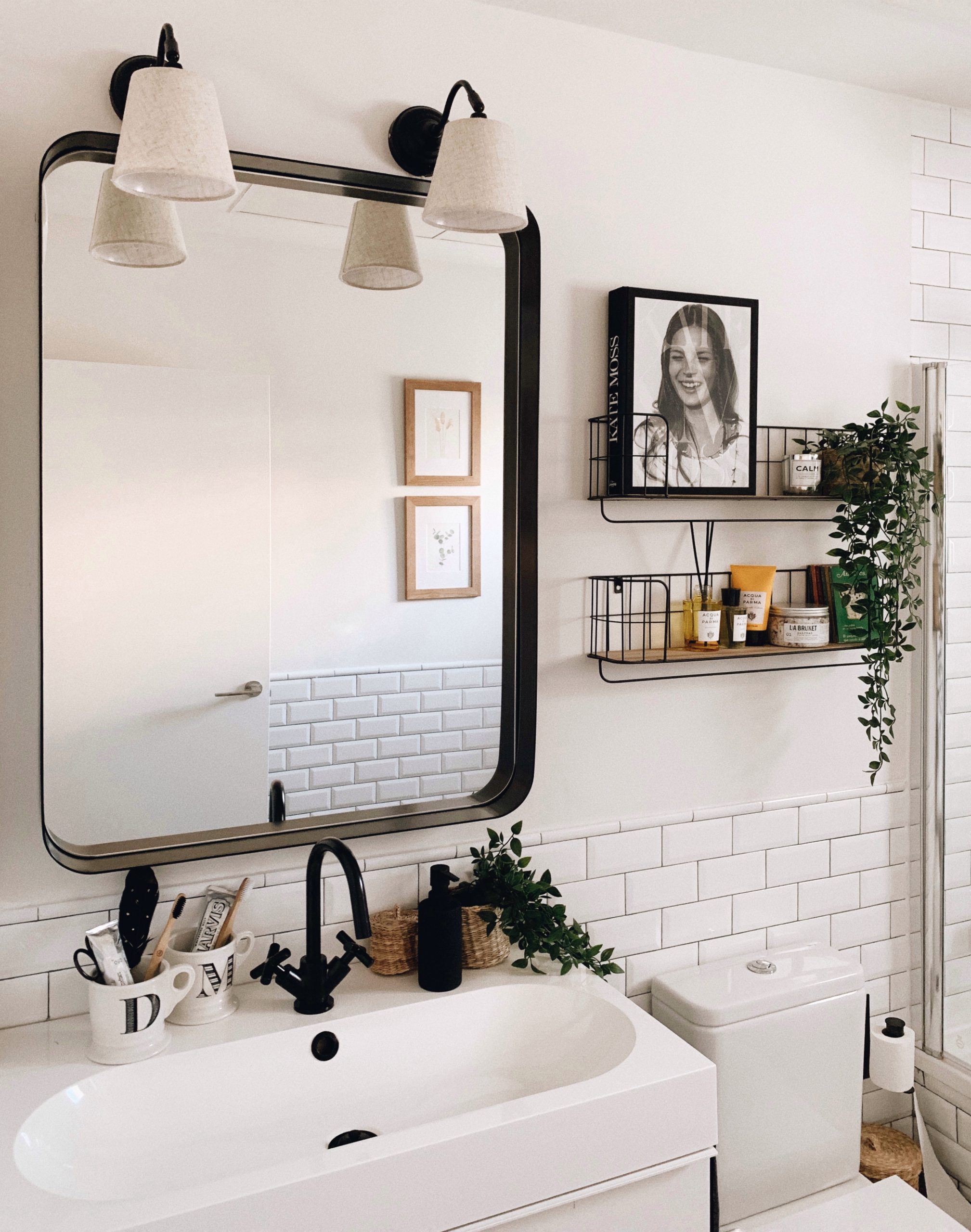 Bathroom with Earthy Warm Tones and a Cozy Look