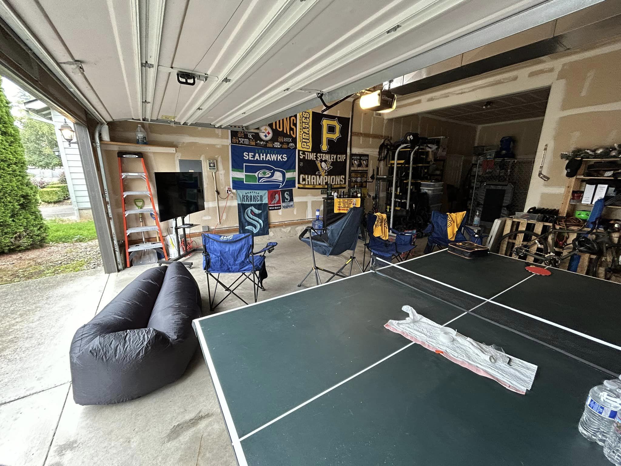 Dynamic Gathering Spot with Entertainment Focus