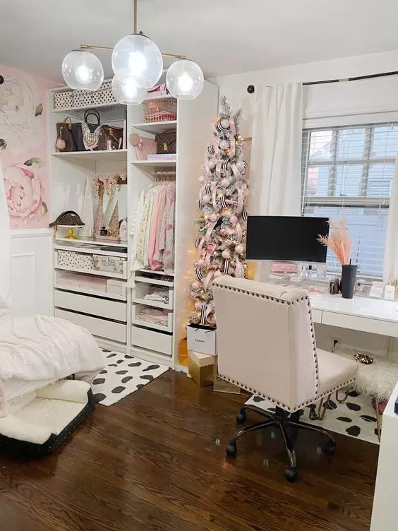 Glamorous Cloffice with a Festive Touch
