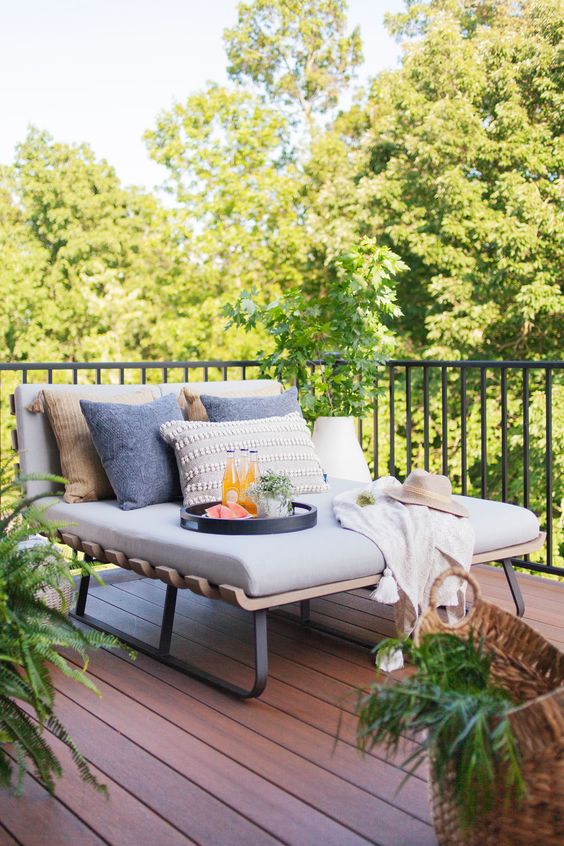 Cozy Minimalist Outdoor Lounger
