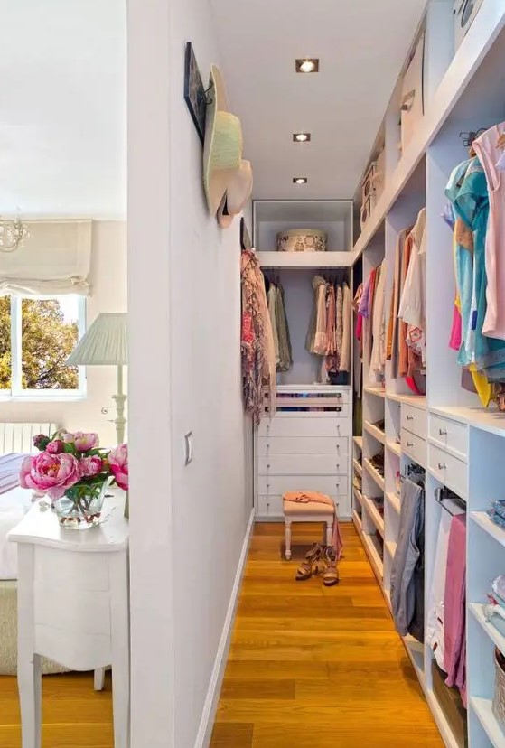 Streamlined Closet with Versatile Storage