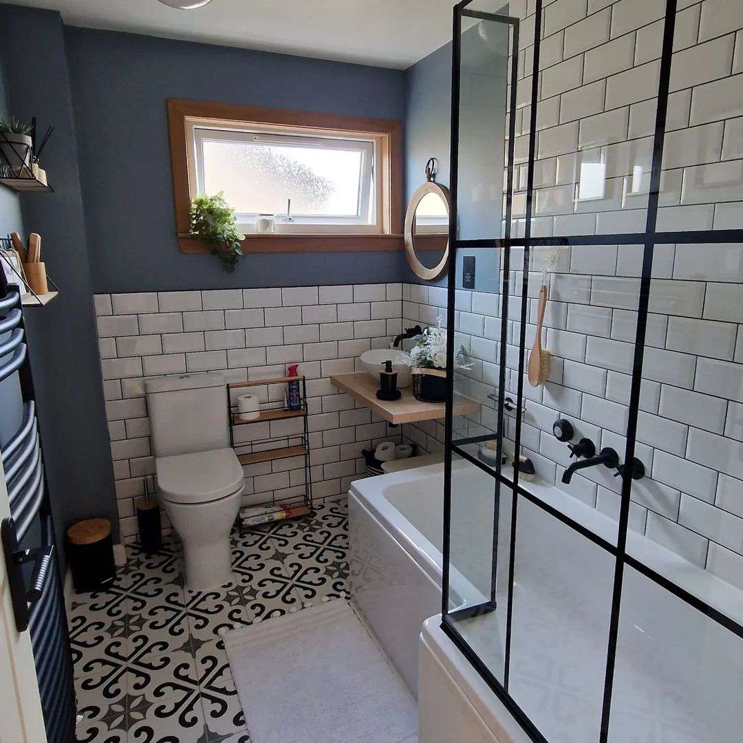Soft Gray Bathroom Rug with Subtle Pattern