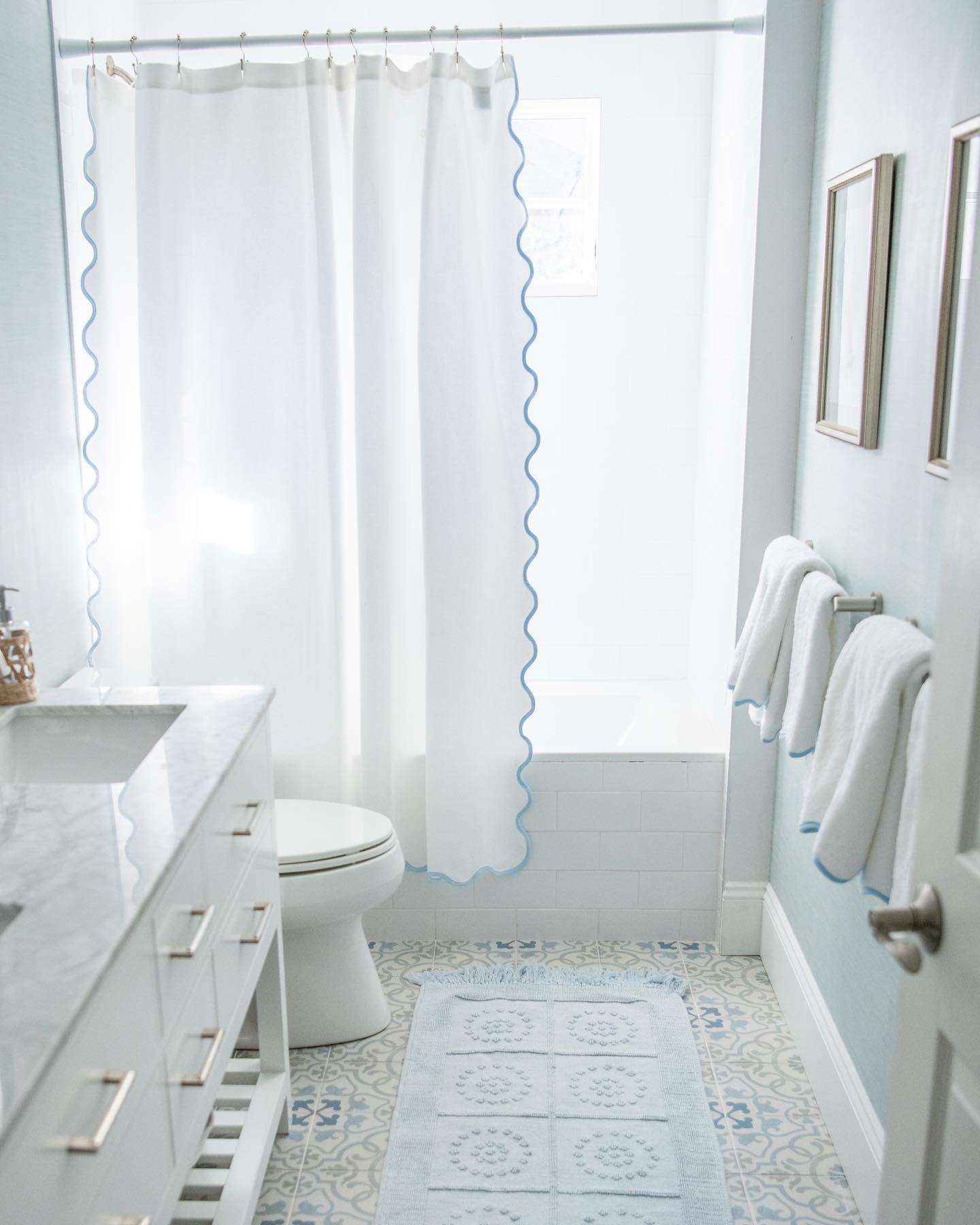 Light Coastal Bathroom Rug with Blue Accents