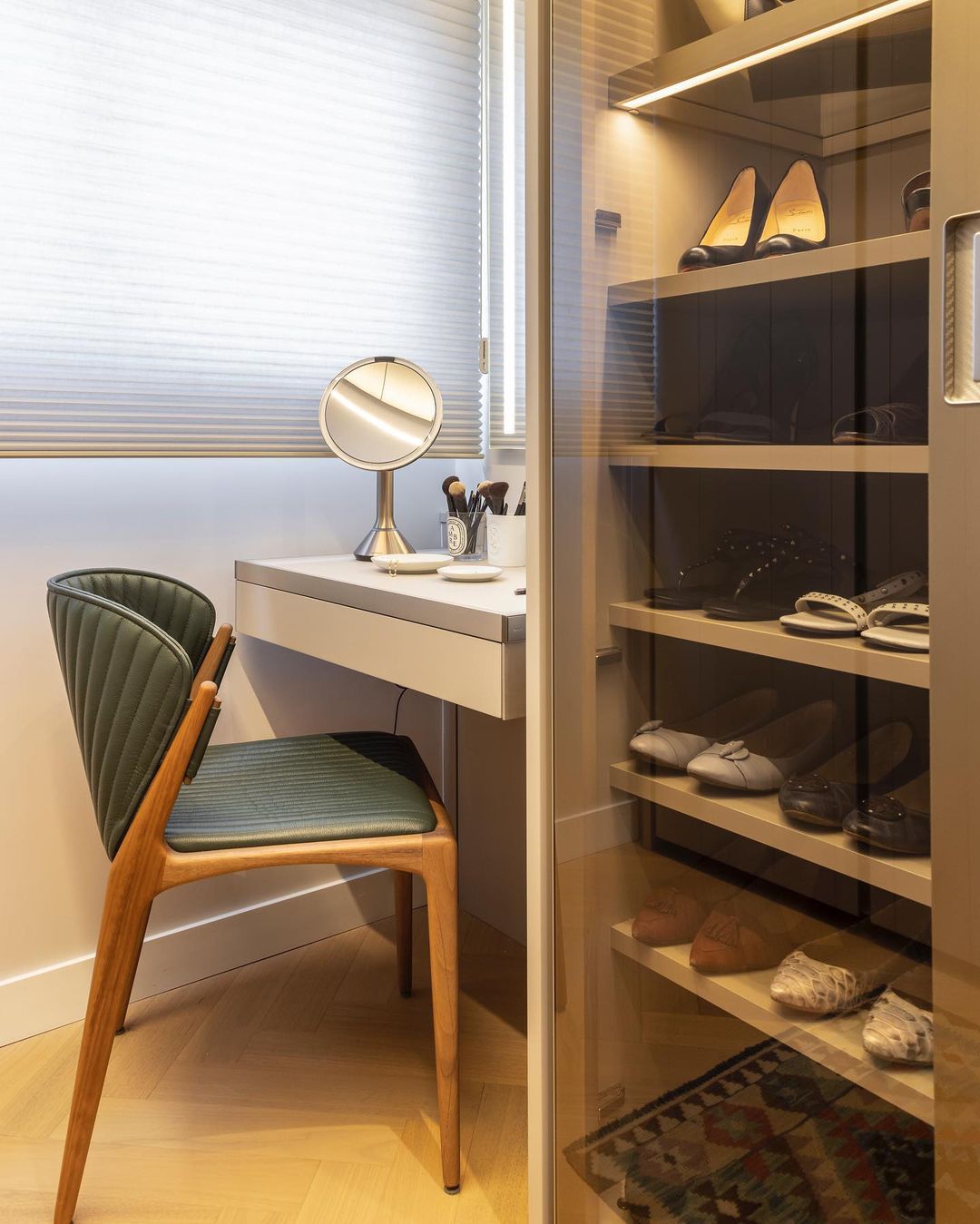 Compact Glamorous Shoe Display Closet